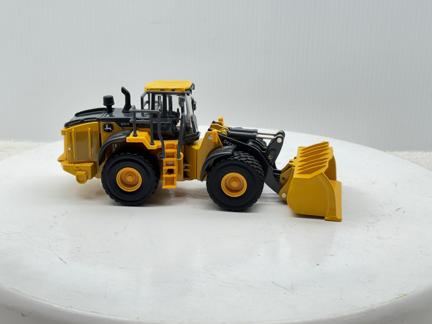 1/50 John Deere 904 P-Tier Prestige