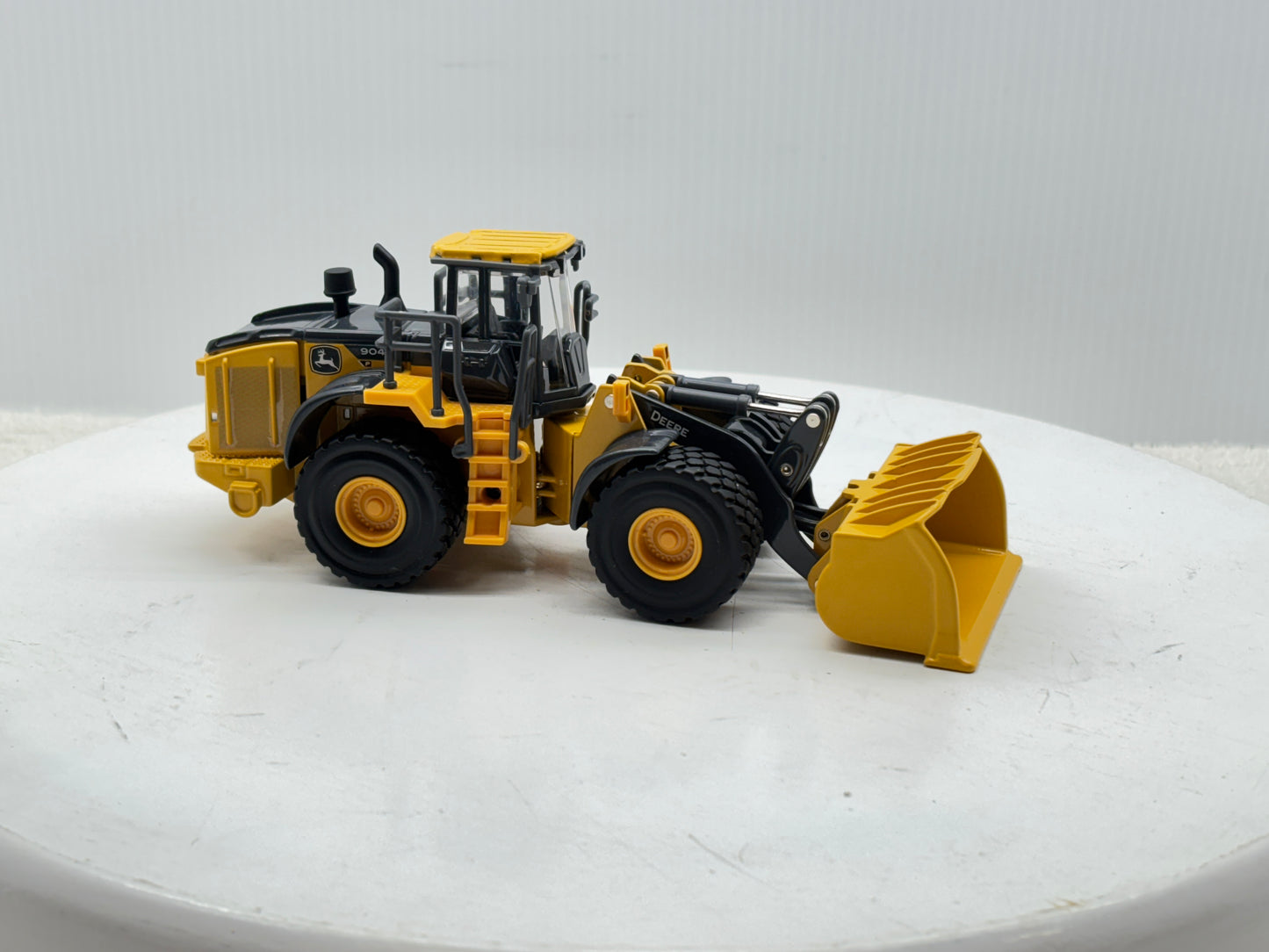 1/50 John Deere 904 P-Tier Prestige