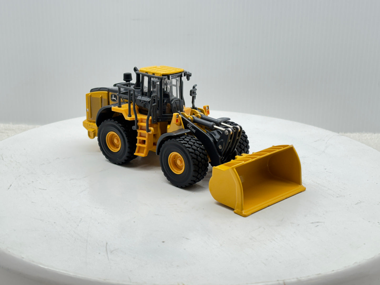 1/50 John Deere 904 P-Tier Prestige