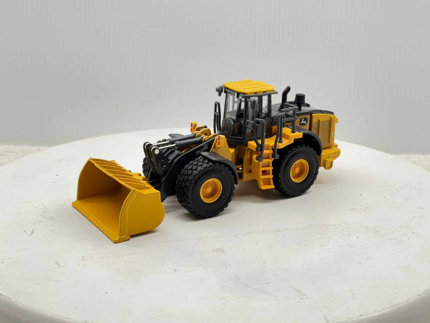 1/50 John Deere 904 P-Tier Prestige