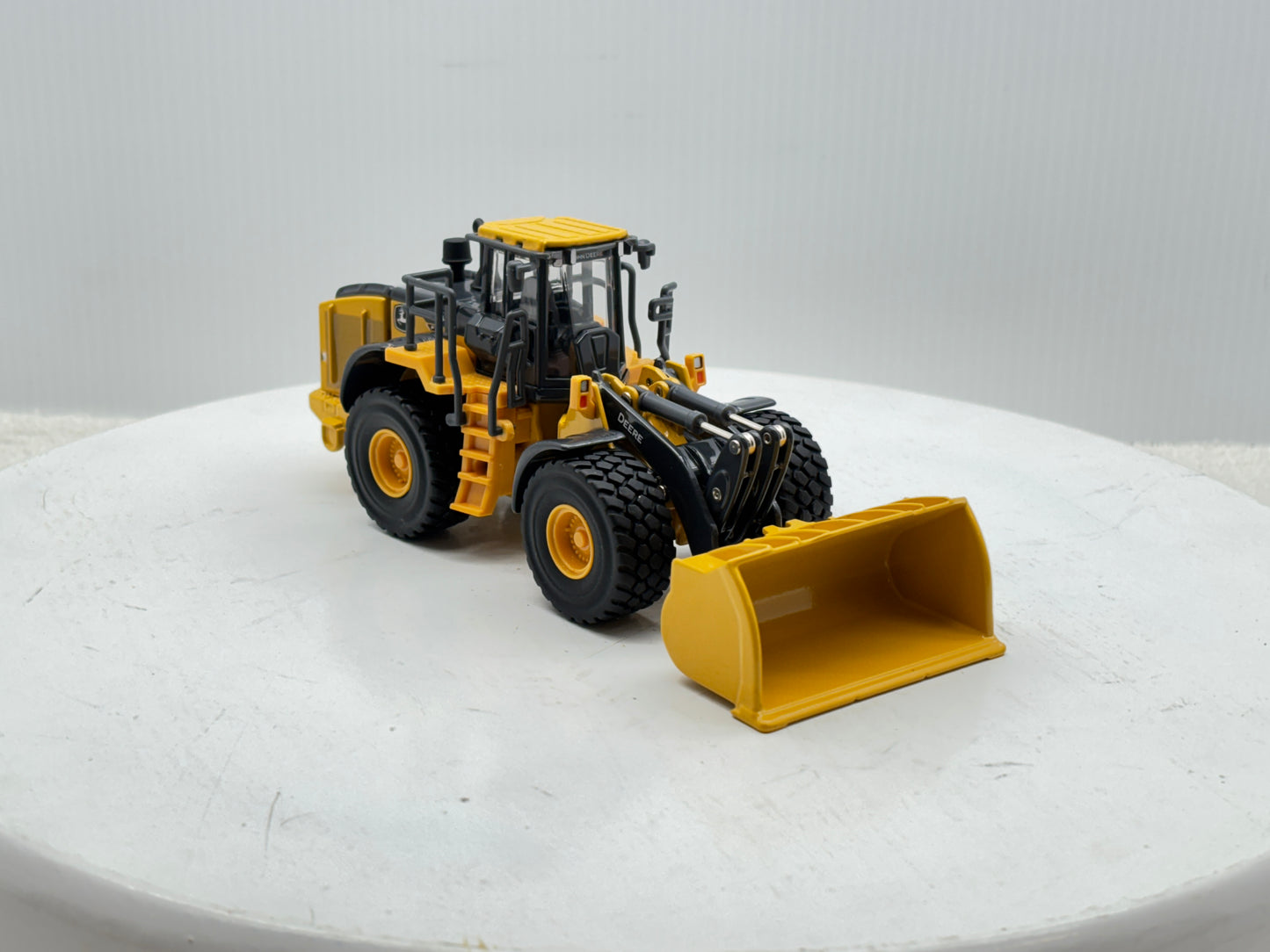 1/50 John Deere 904 P-Tier Prestige