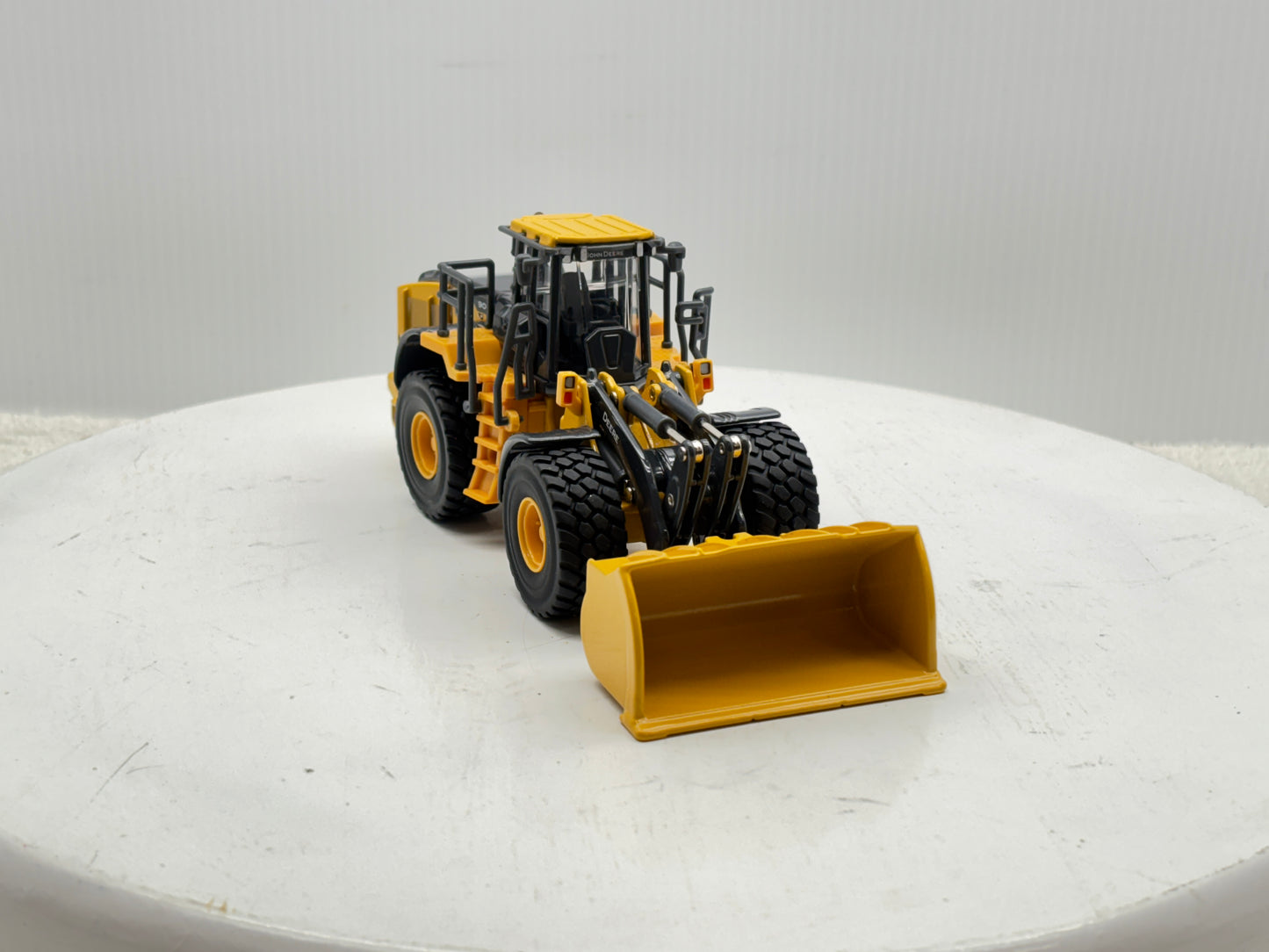 1/50 John Deere 904 P-Tier Prestige