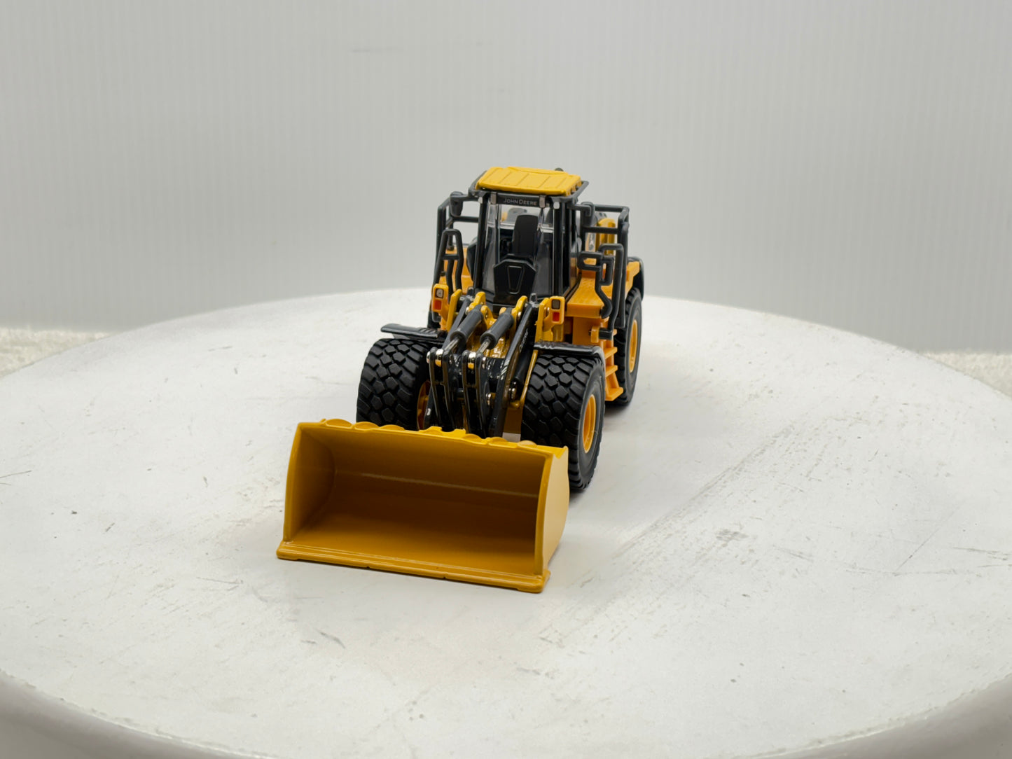 1/50 John Deere 904 P-Tier Prestige