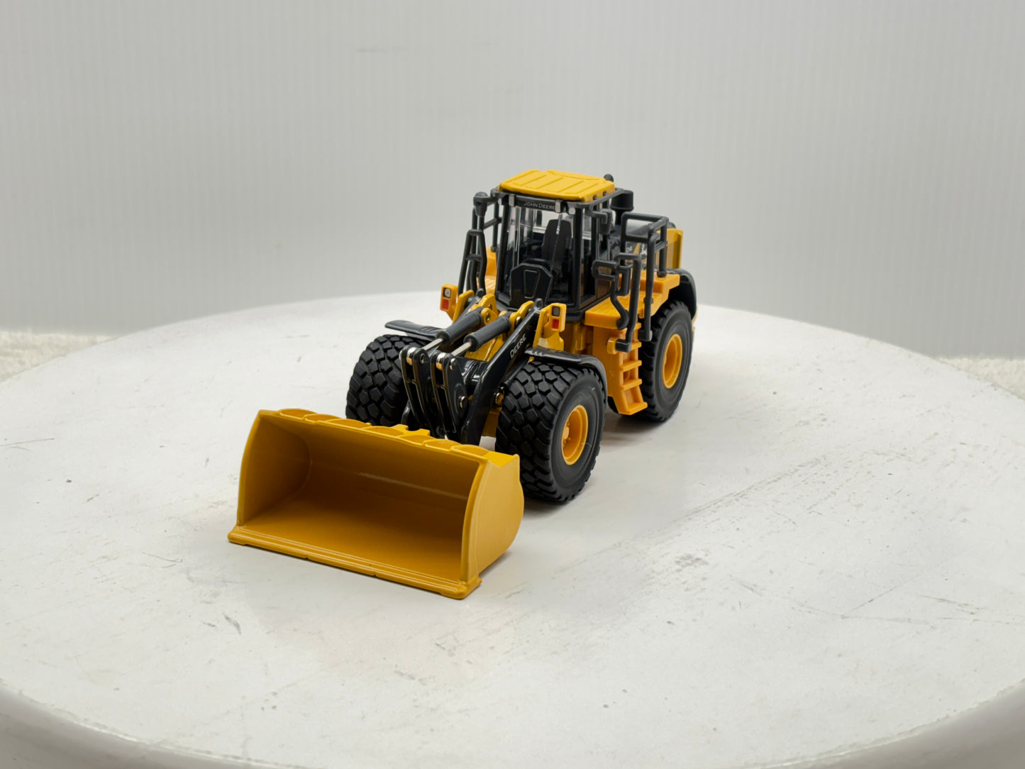 1/50 John Deere 904 P-Tier Prestige