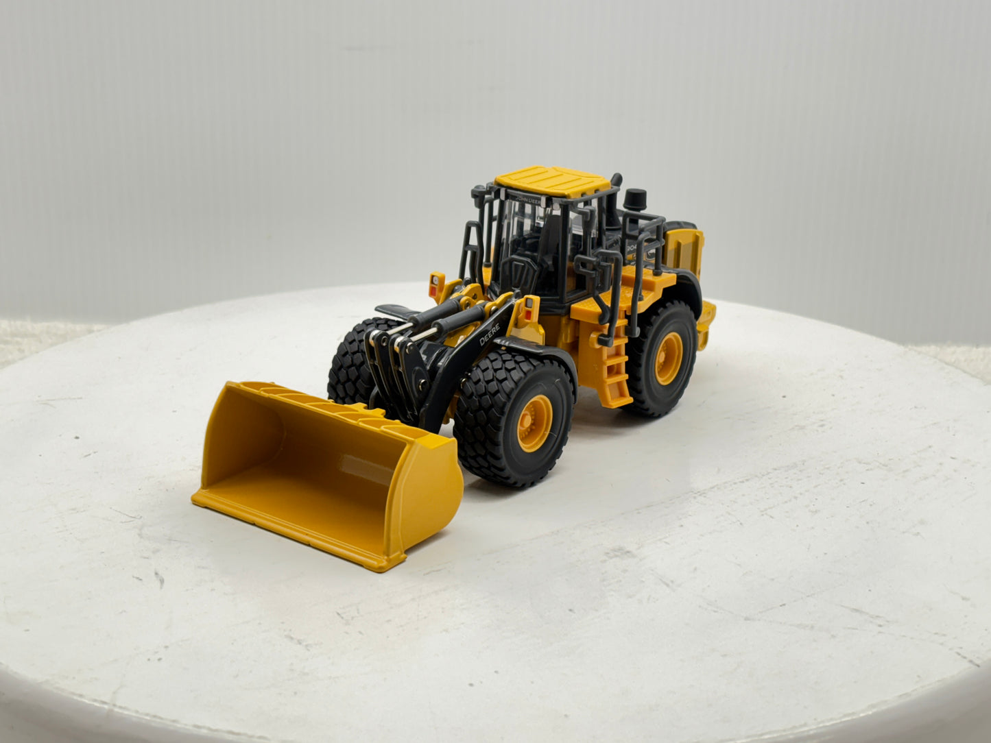 1/50 John Deere 904 P-Tier Prestige