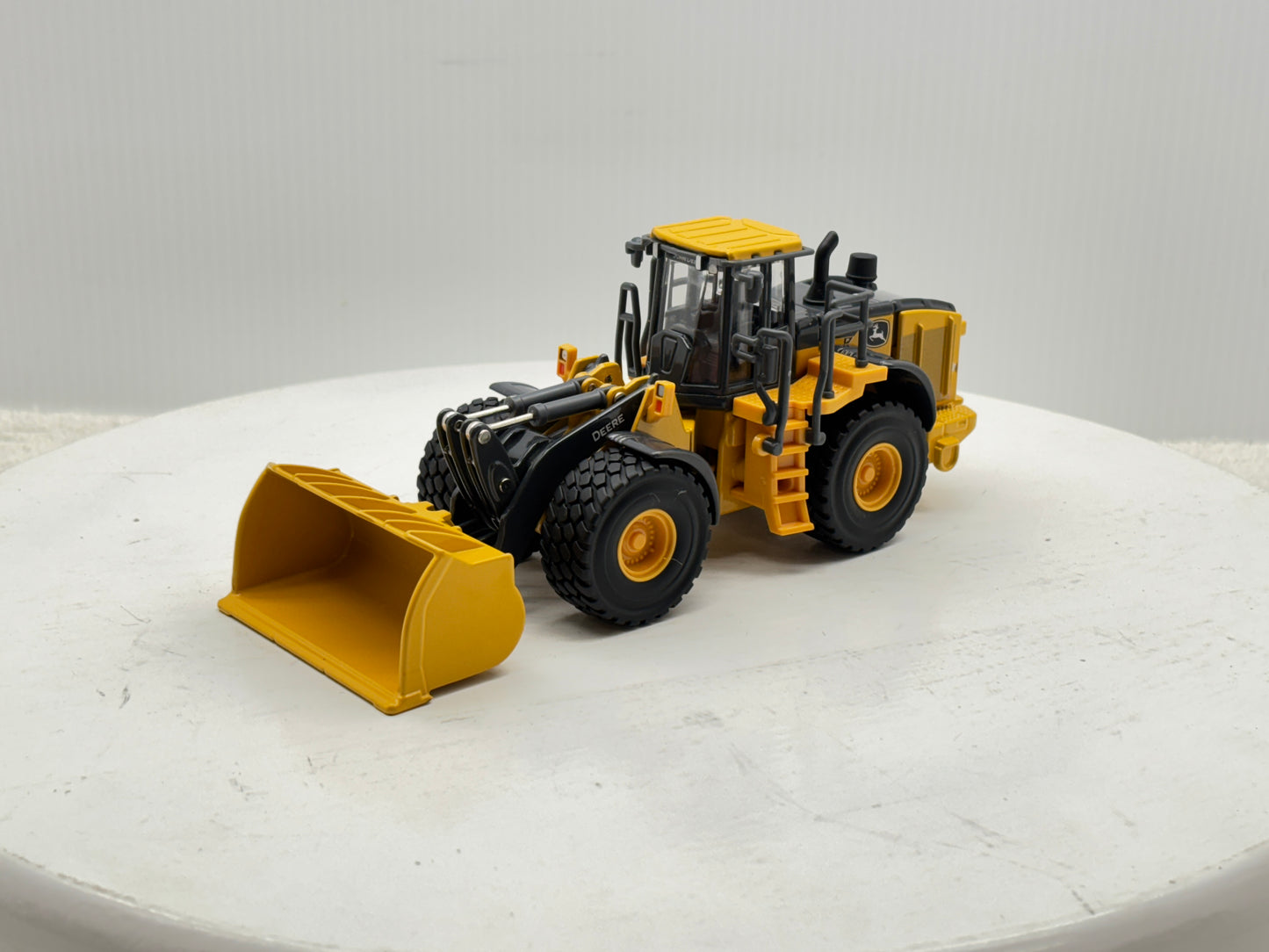 1/50 John Deere 904 P-Tier Prestige