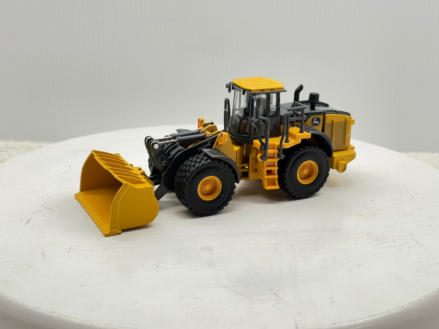 1/50 John Deere 904 P-Tier Prestige