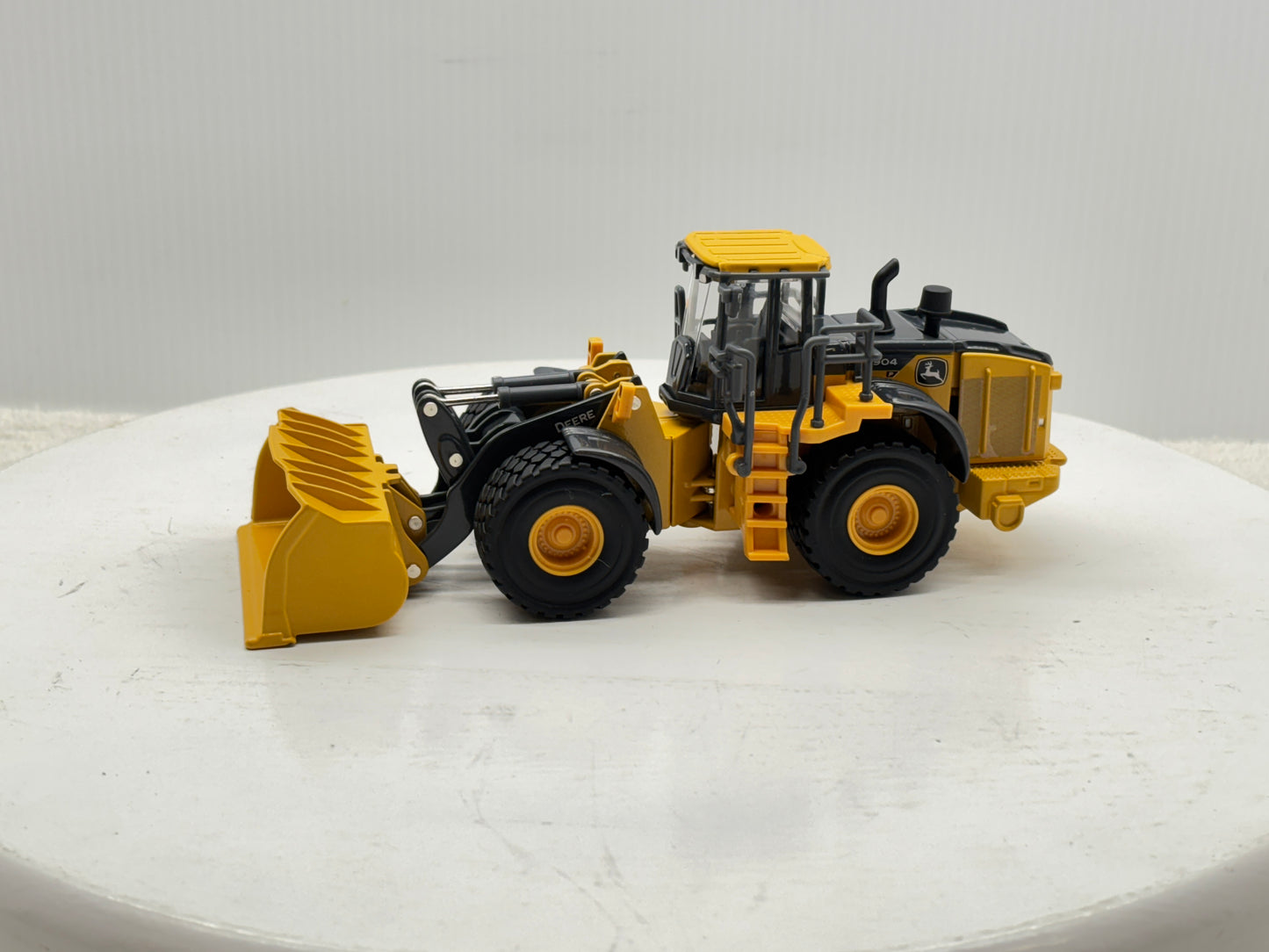 1/50 John Deere 904 P-Tier Prestige