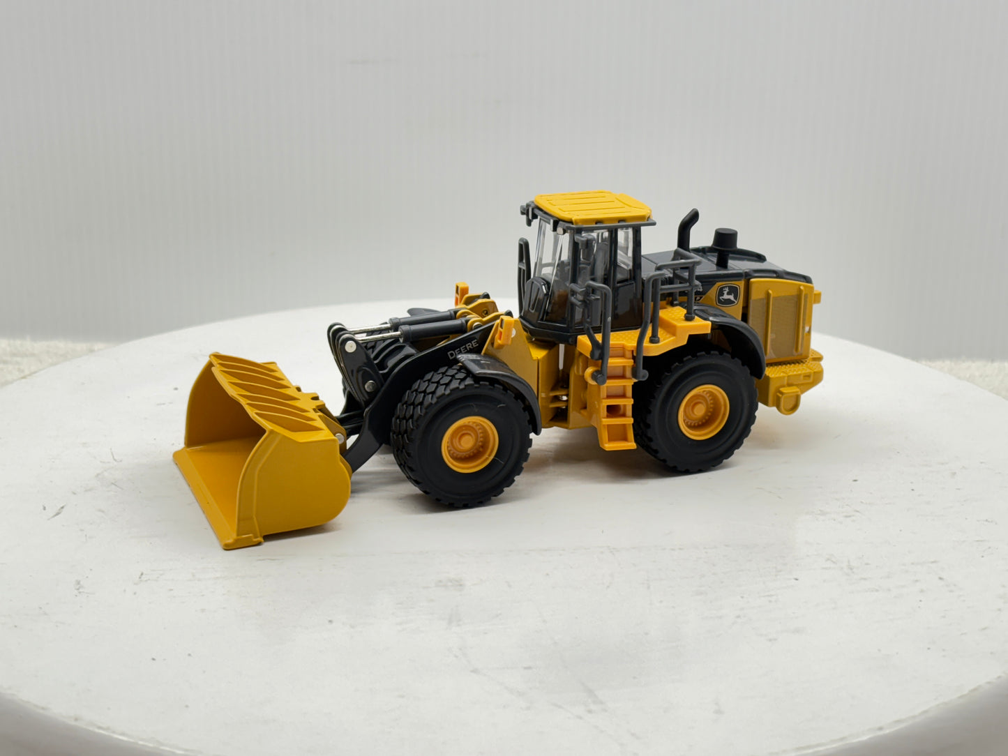 1/50 John Deere 904 P-Tier Prestige