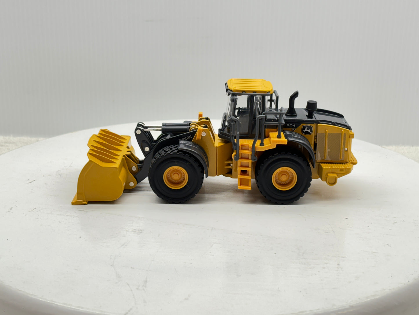 1/50 John Deere 904 P-Tier Prestige