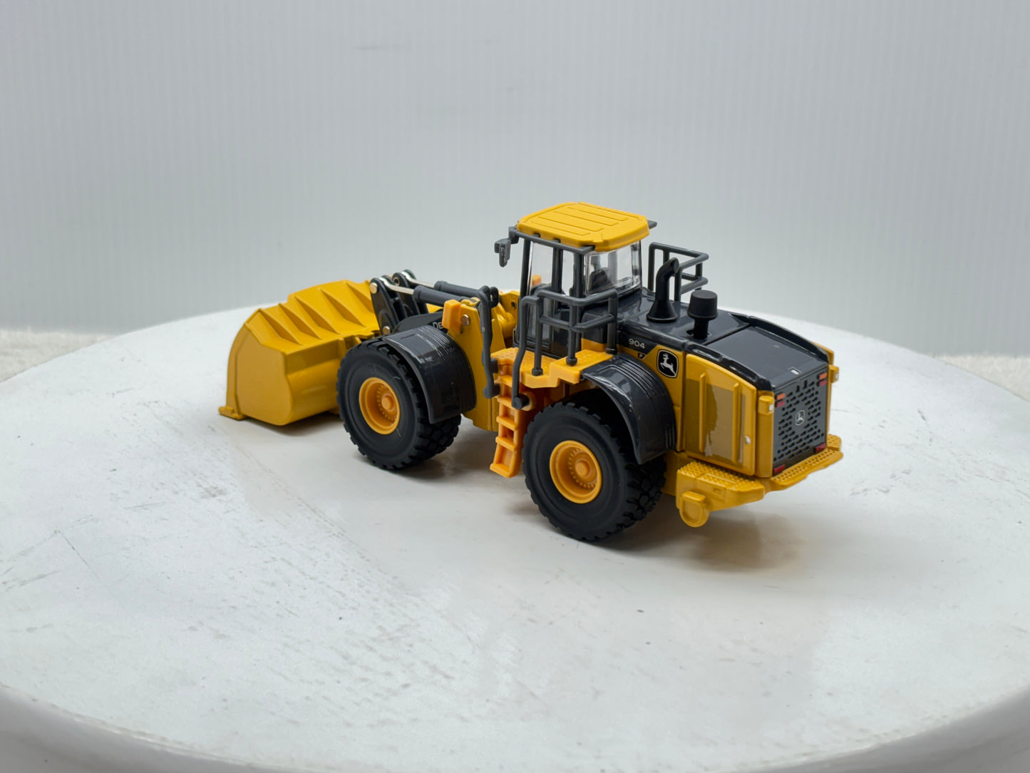 1/50 John Deere 904 P-Tier Prestige