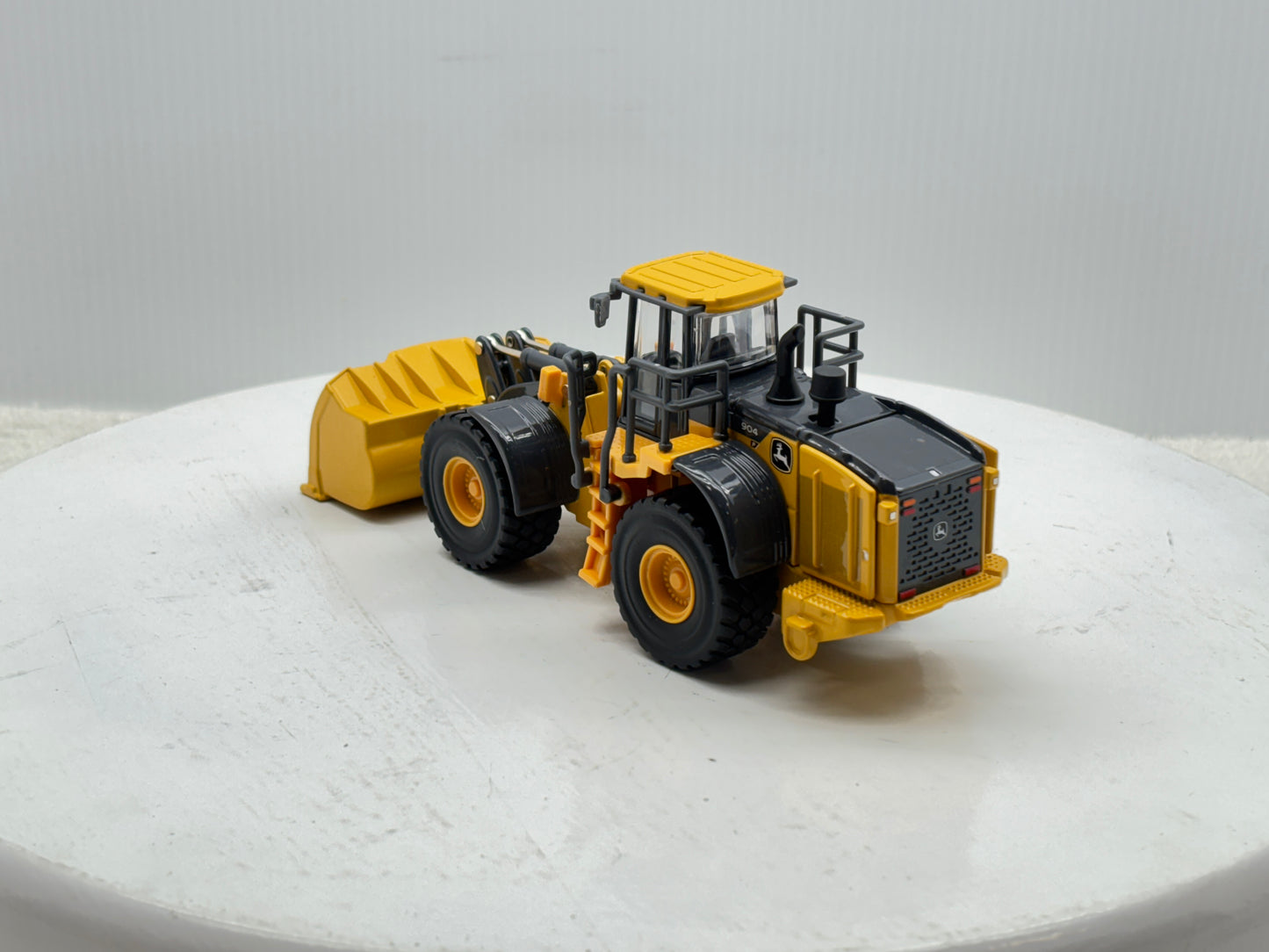 1/50 John Deere 904 P-Tier Prestige