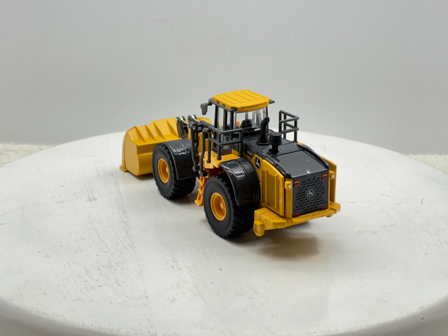 1/50 John Deere 904 P-Tier Prestige