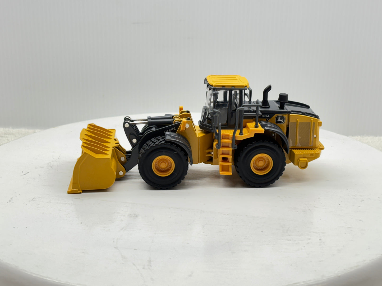 1/50 John Deere 904 P-Tier Prestige