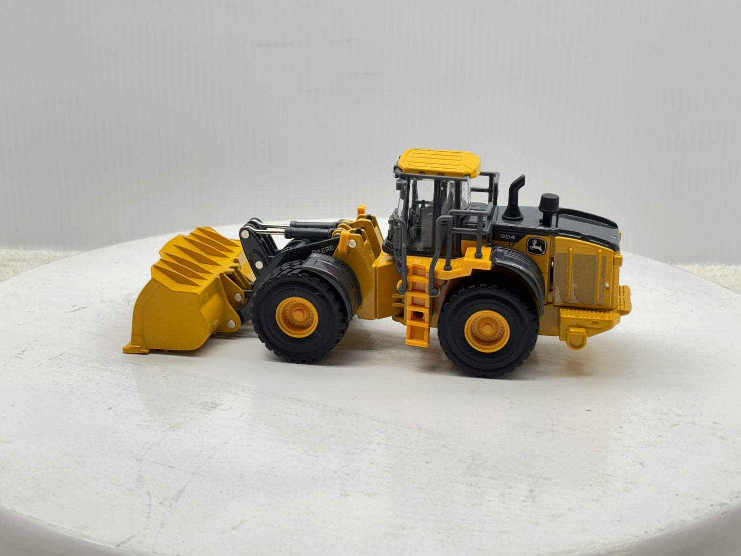 1/50 John Deere 904 P-Tier Prestige