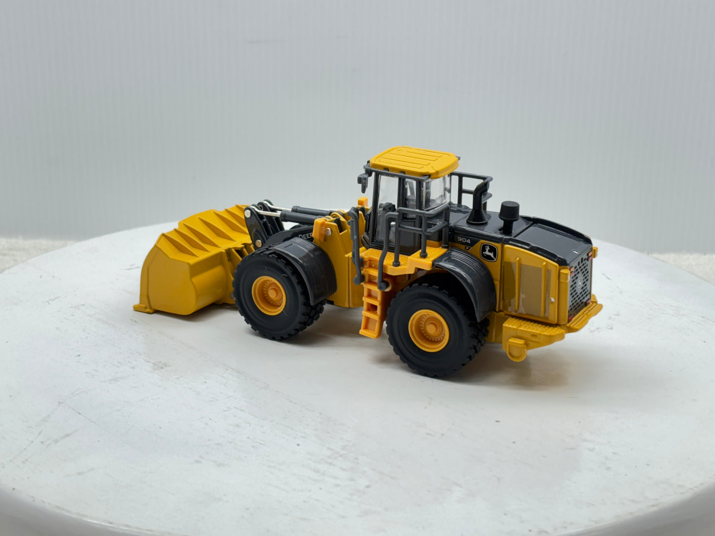 1/50 John Deere 904 P-Tier Prestige