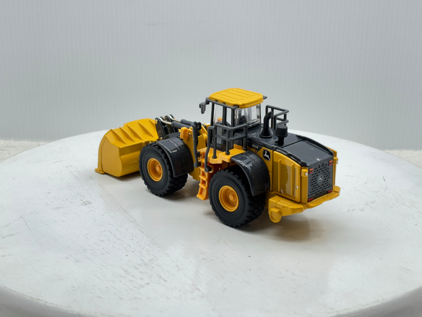 1/50 John Deere 904 P-Tier Prestige