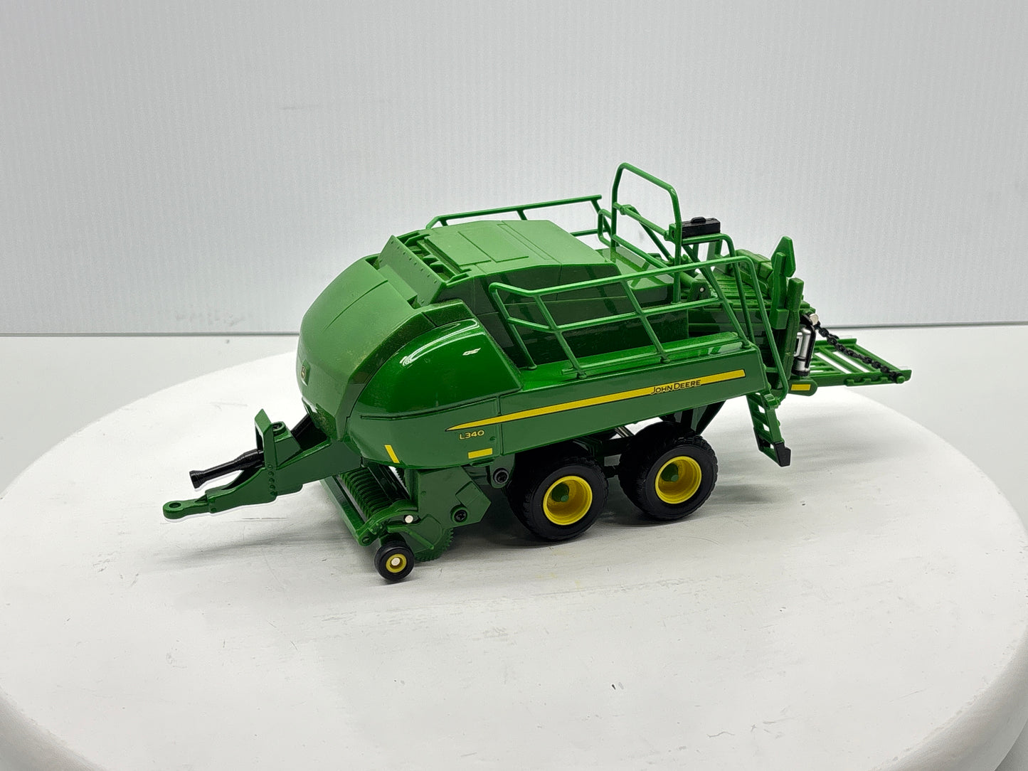 1/32 John Deere L340