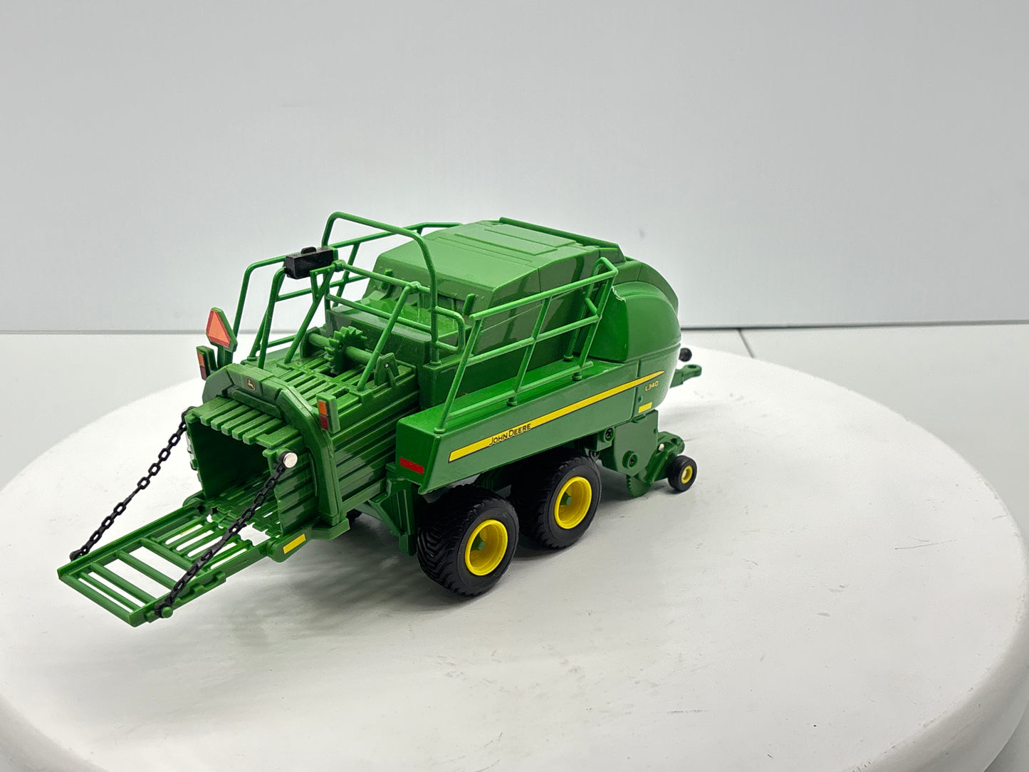 1/32 John Deere L340
