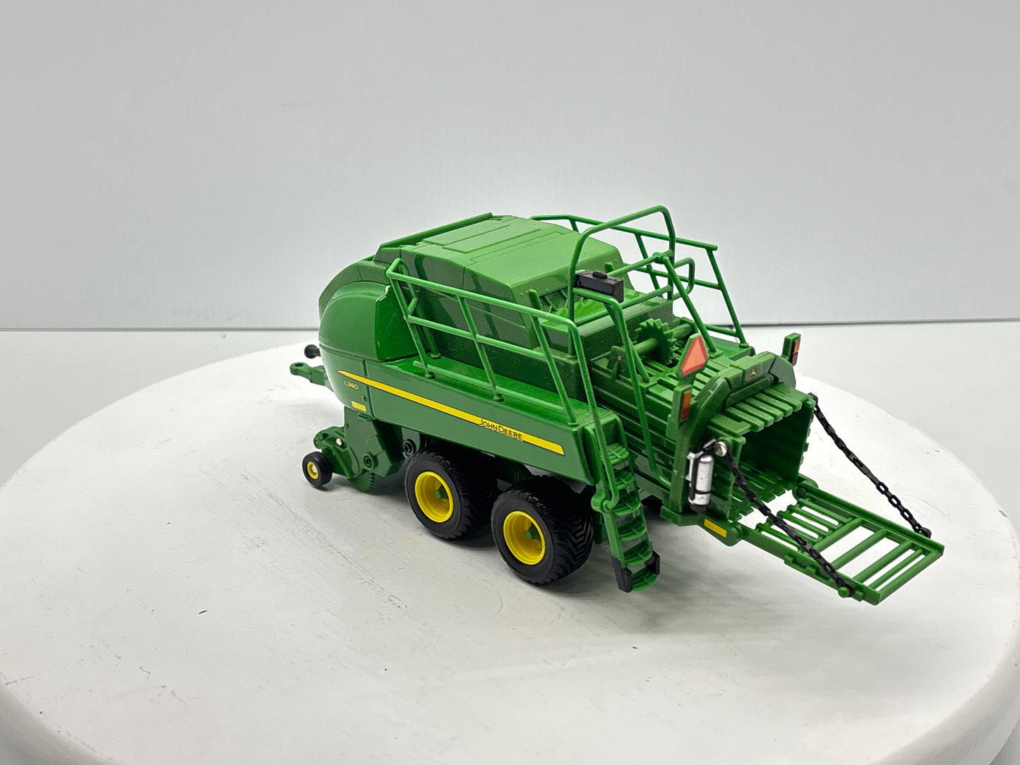 1/32 John Deere L340