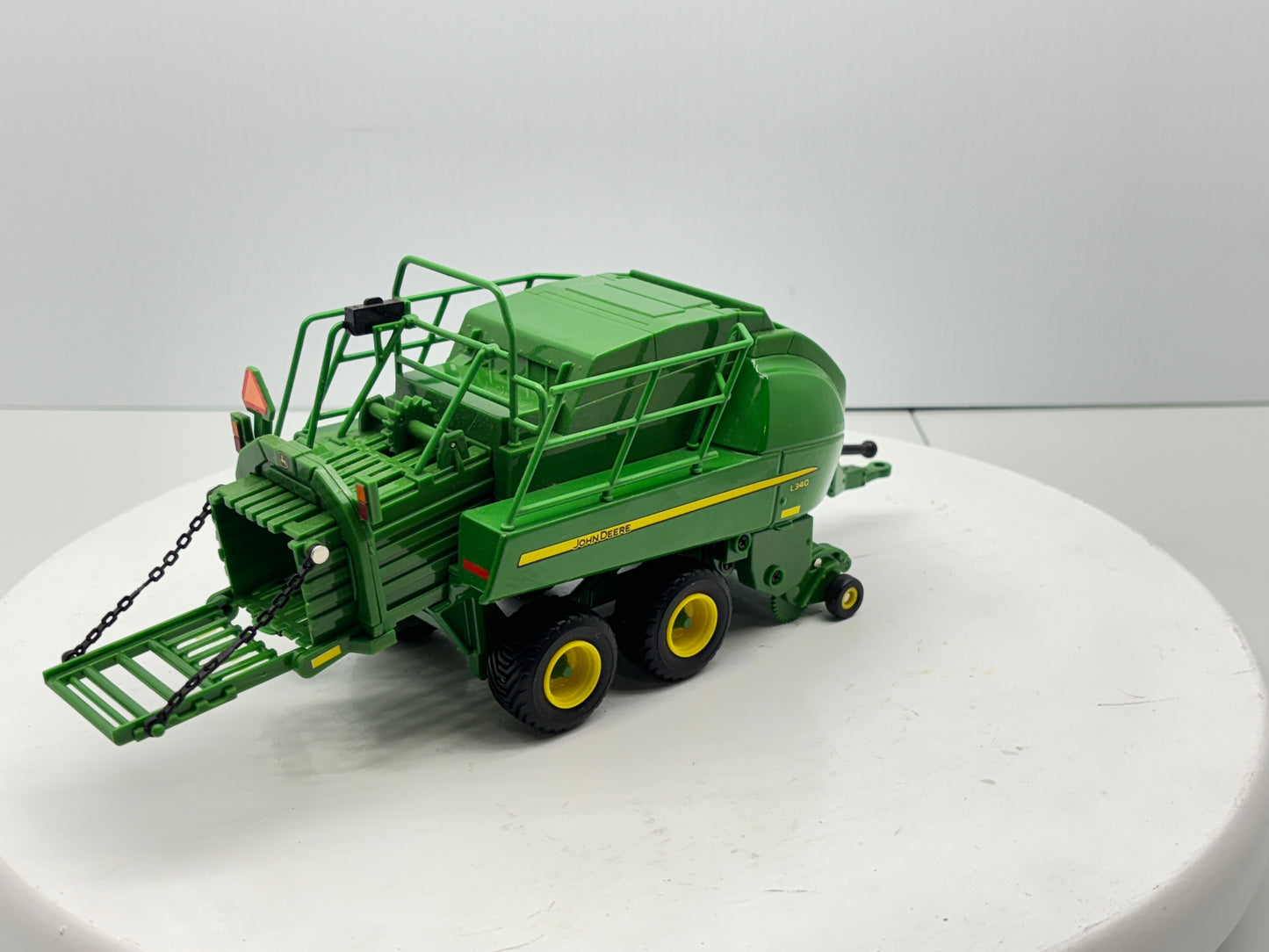 1/32 John Deere L340