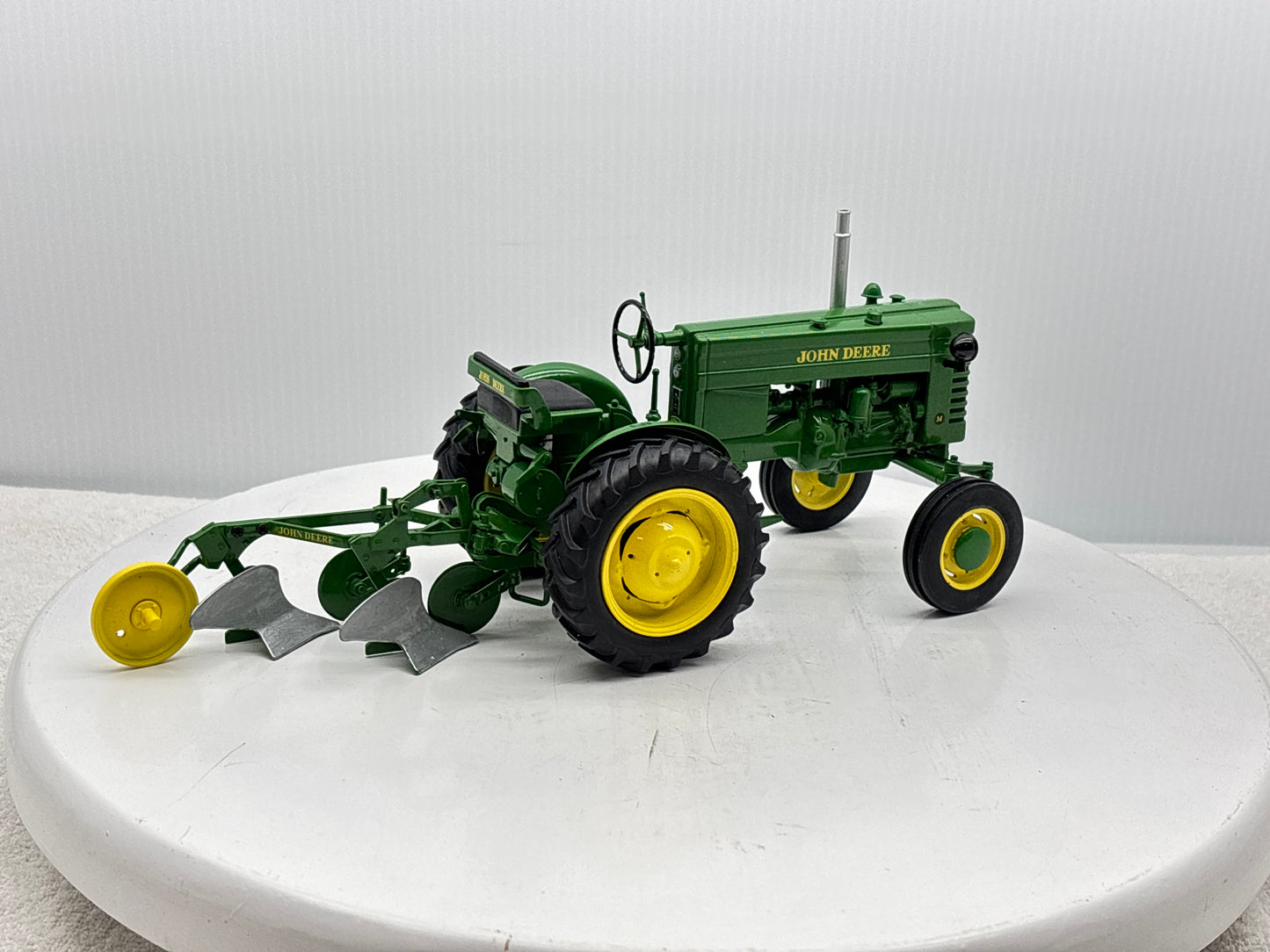 1/16 John Deere ''M''