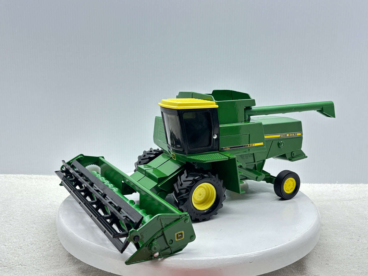 1/28 John Deere Titan