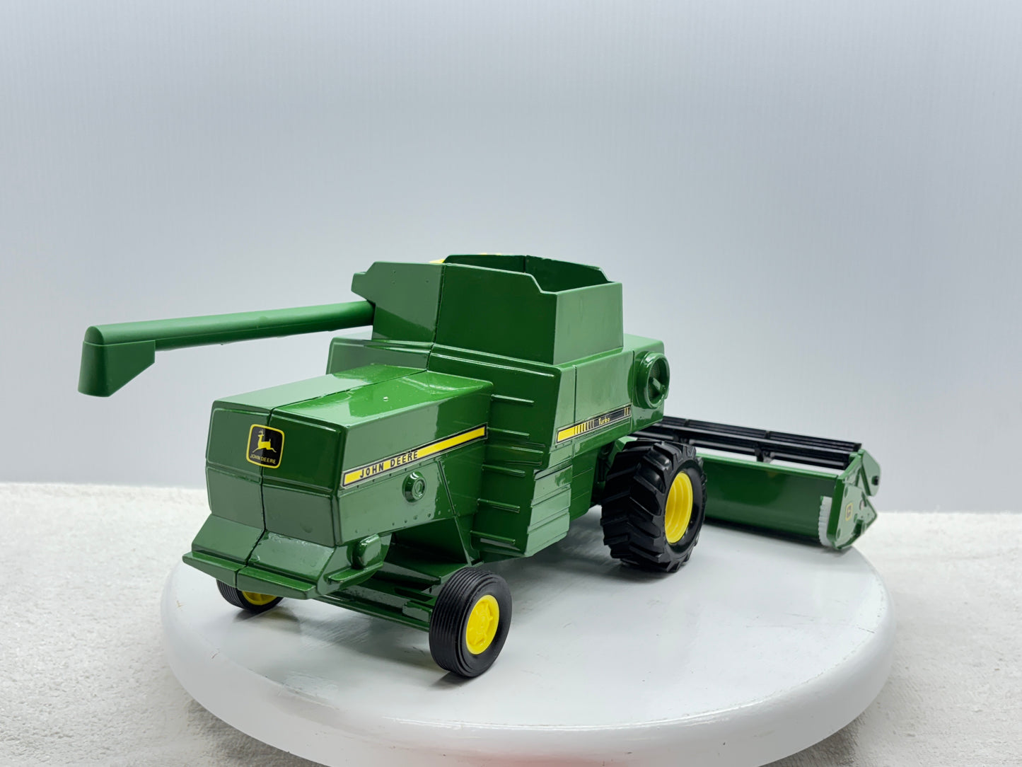 1/28 John Deere Titan