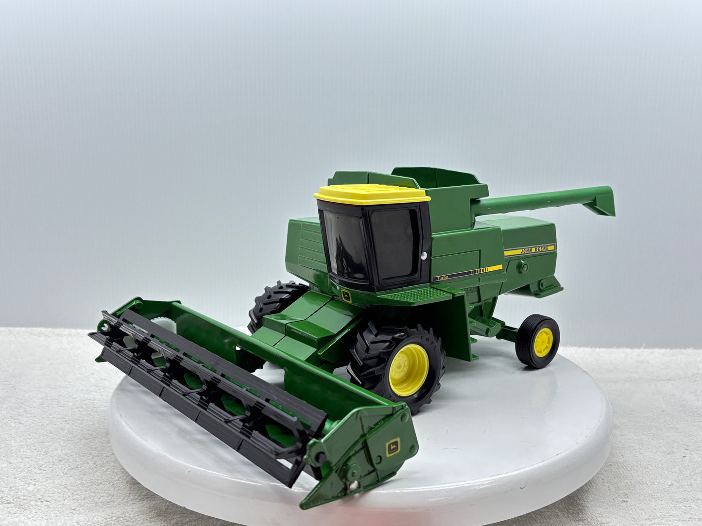 1/28 John Deere Titan