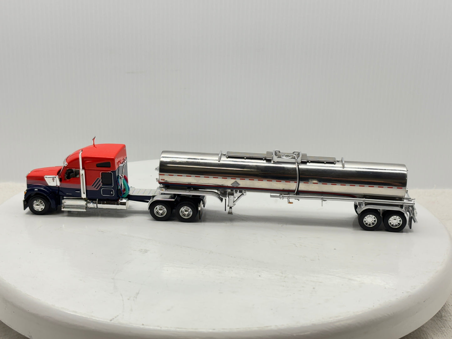 1/64 Kenworth W990 76'' Midroof (Orange-Blue)
