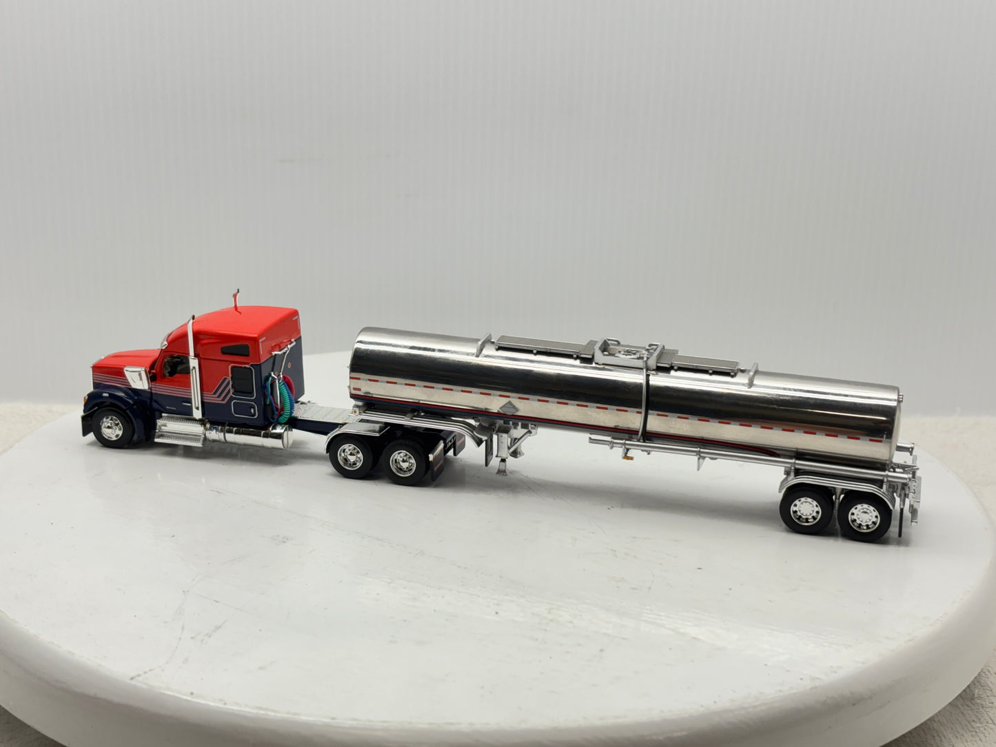 1/64 Kenworth W990 76'' Midroof (Orange-Blue)
