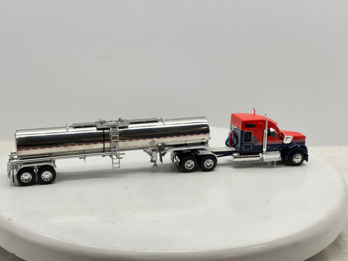 1/64 Kenworth W990 76'' Midroof (Orange-Blue)