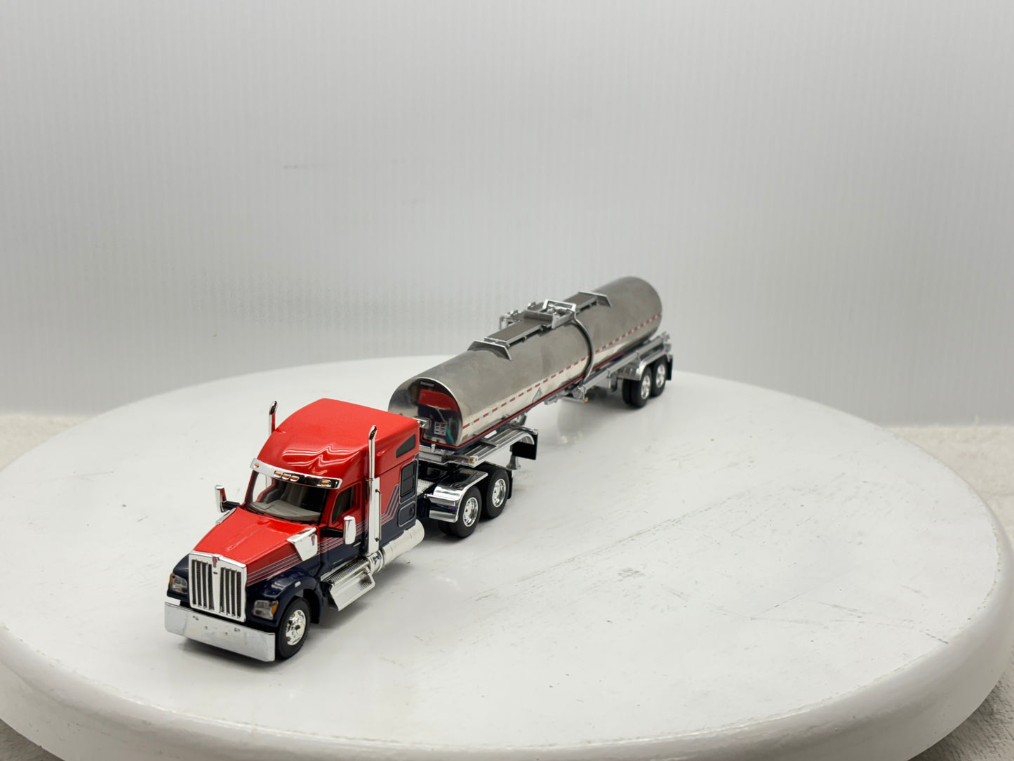 1/64 Kenworth W990 76'' Midroof (Orange-Blue)