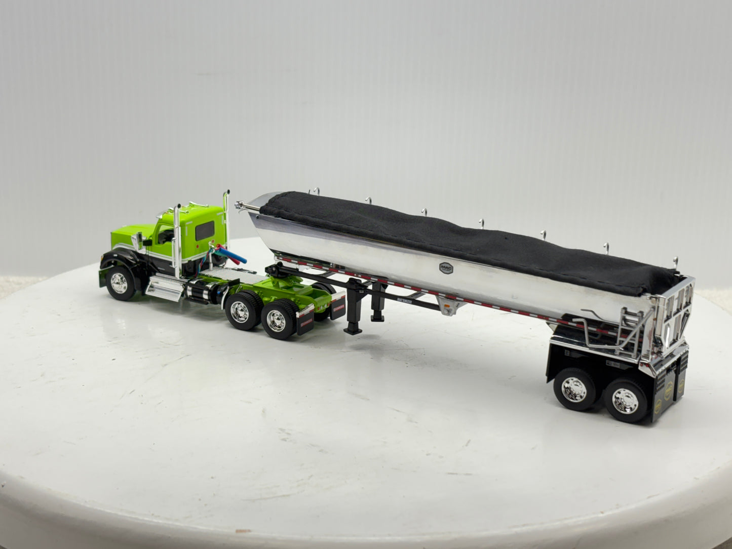 1/64 Kenworth W990 Day Cab (Green-Black)