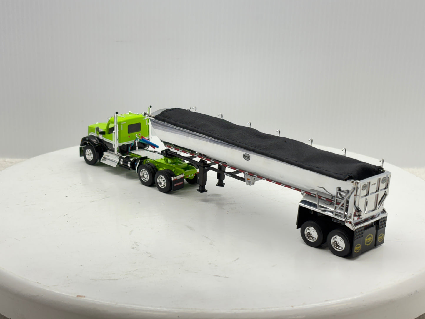 1/64 Kenworth W990 Day Cab (Green-Black)