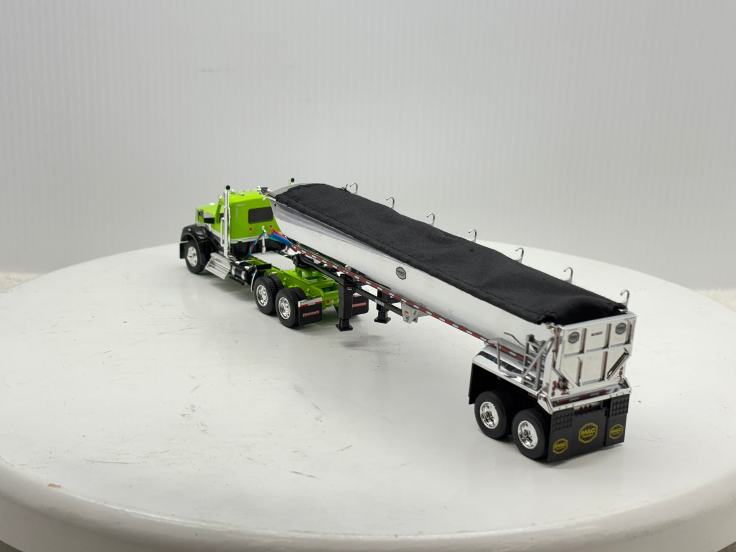 1/64 Kenworth W990 Day Cab (Green-Black)