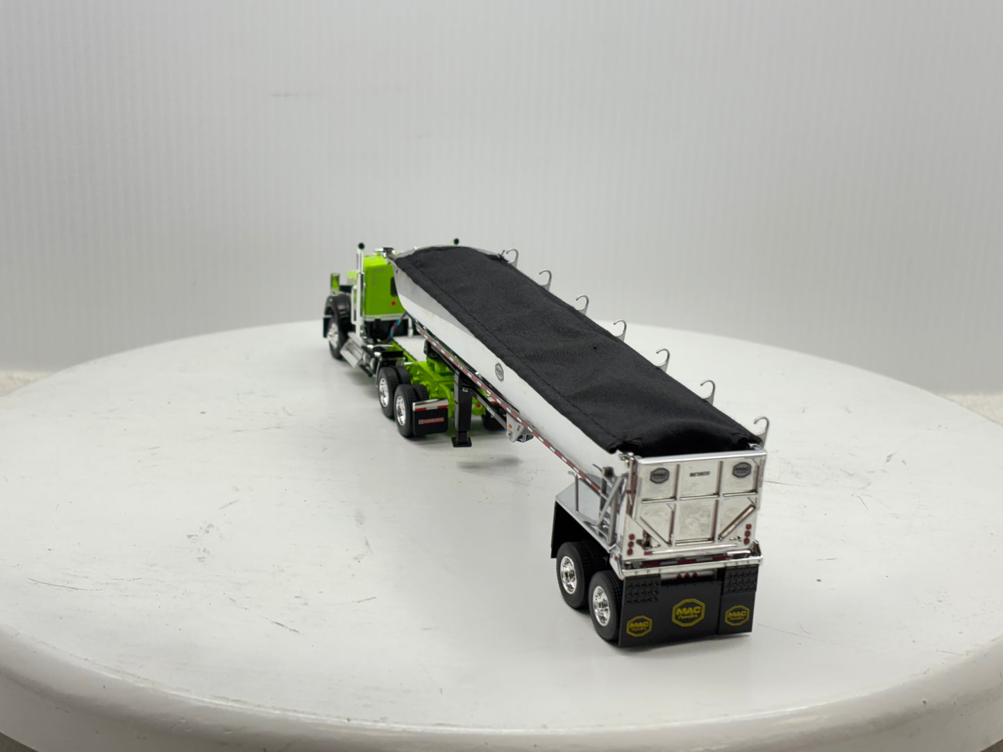 1/64 Kenworth W990 Day Cab (Green-Black)