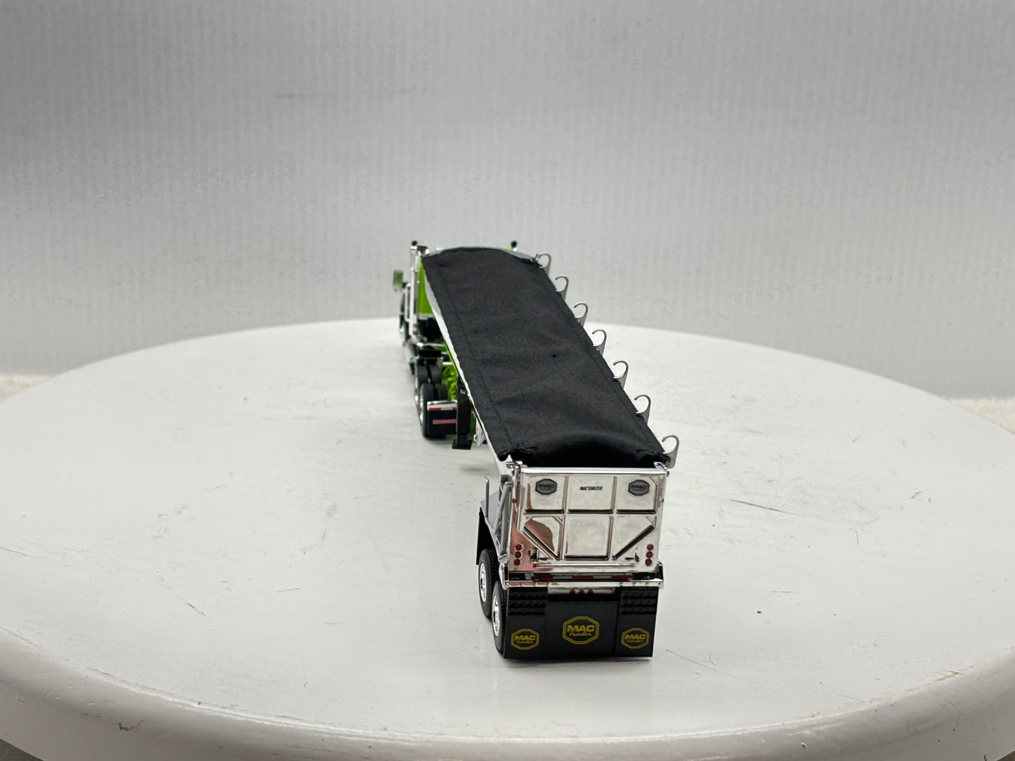 1/64 Kenworth W990 Day Cab (Green-Black)