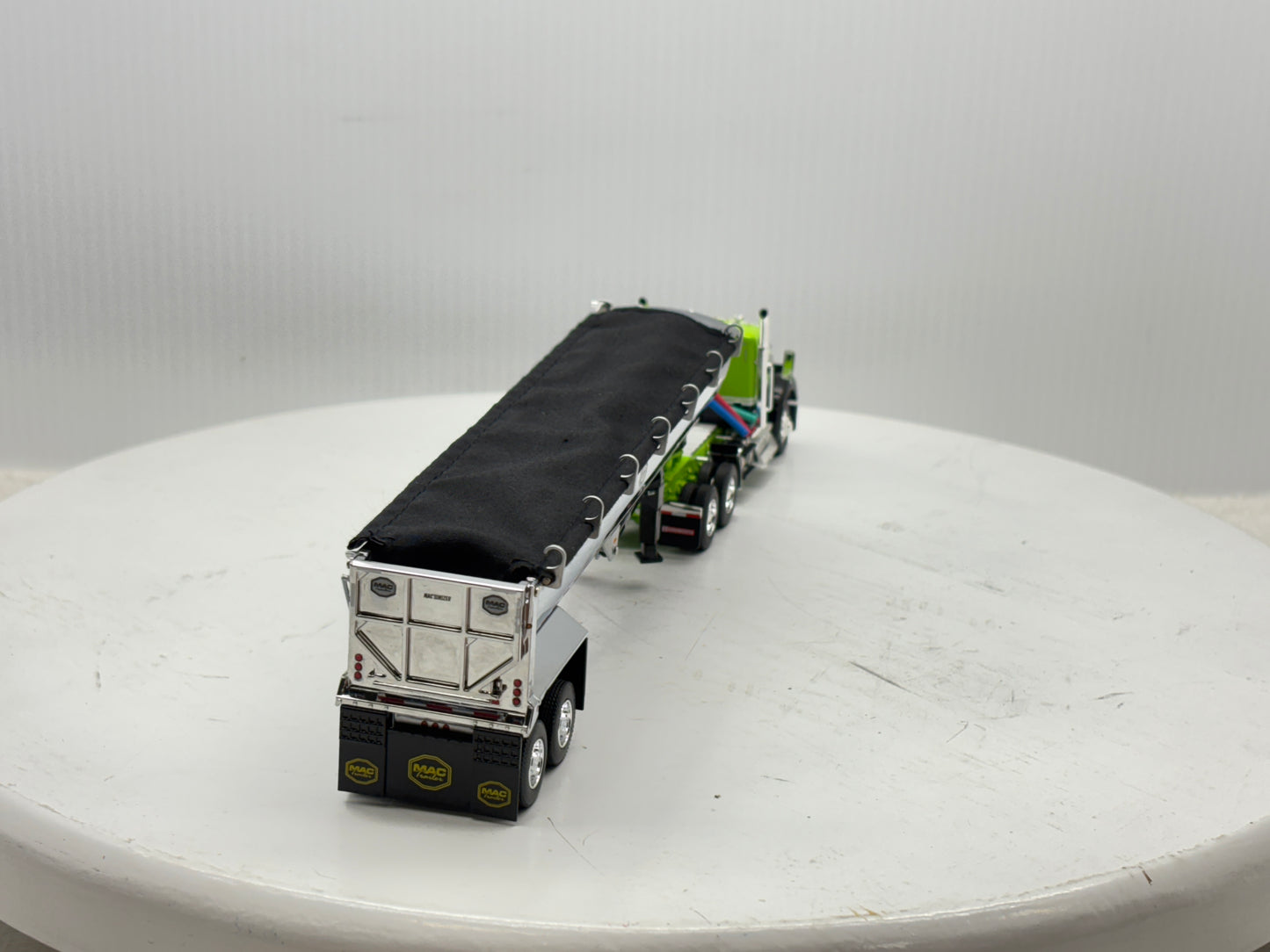 1/64 Kenworth W990 Day Cab (Green-Black)