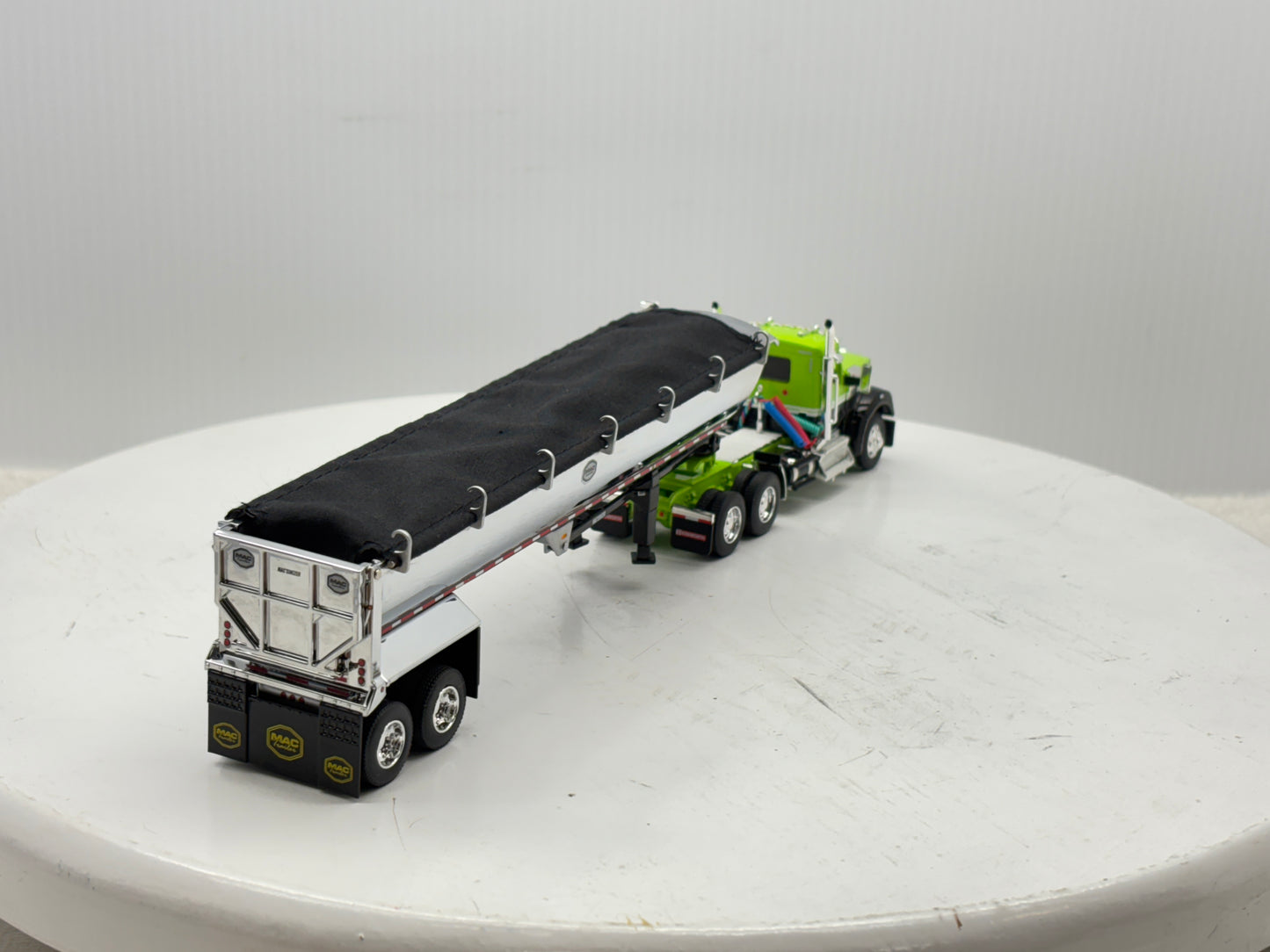 1/64 Kenworth W990 Day Cab (Green-Black)