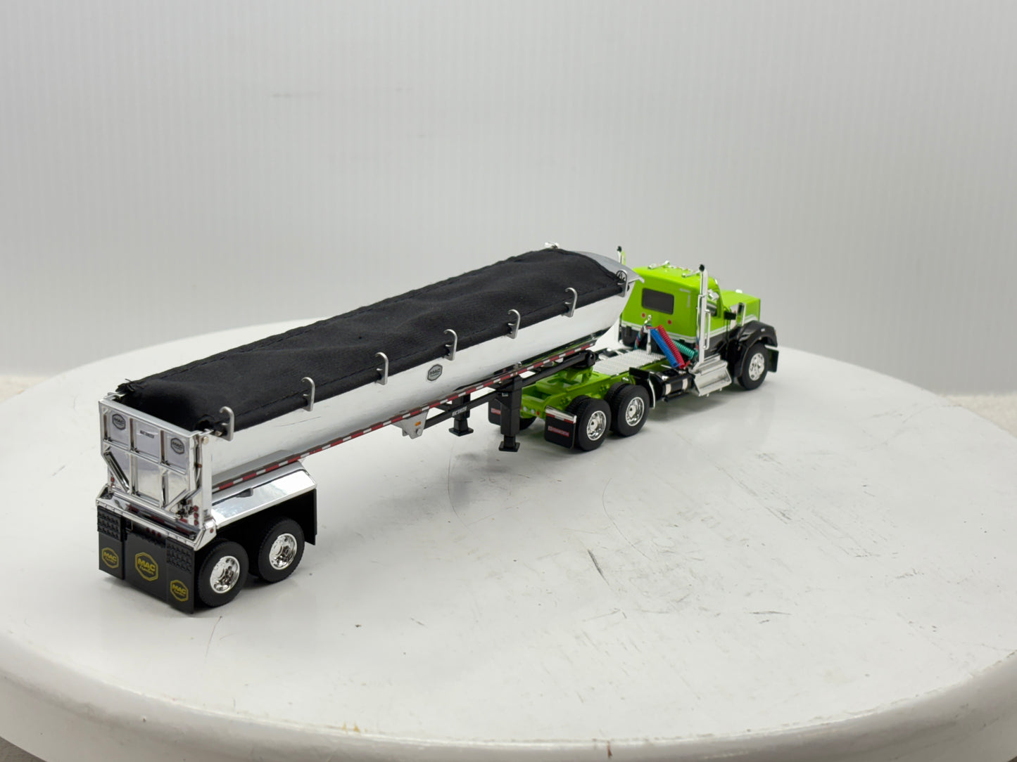 1/64 Kenworth W990 Day Cab (Green-Black)