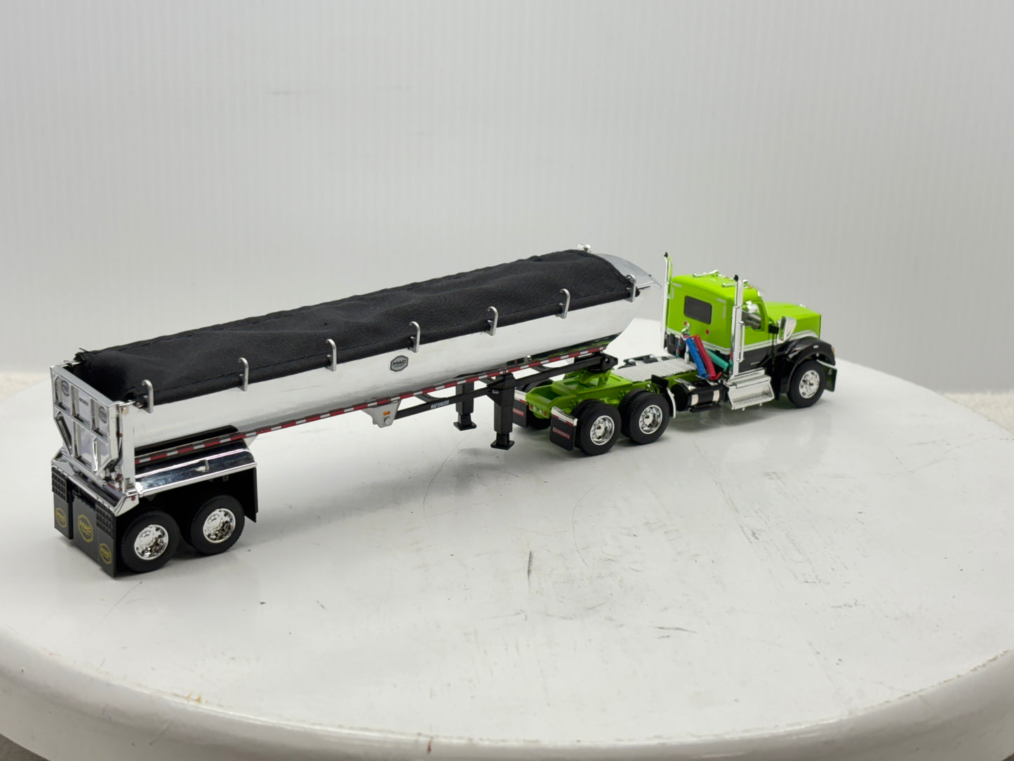 1/64 Kenworth W990 Day Cab (Green-Black)