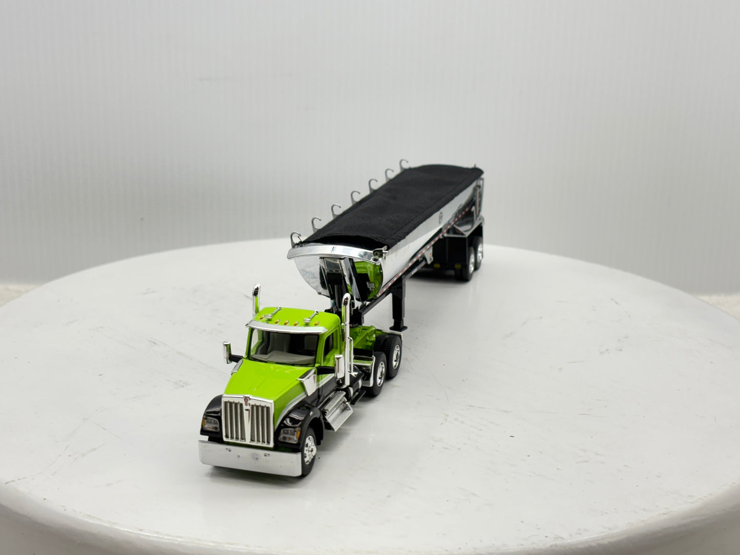 1/64 Kenworth W990 Day Cab (Green-Black)