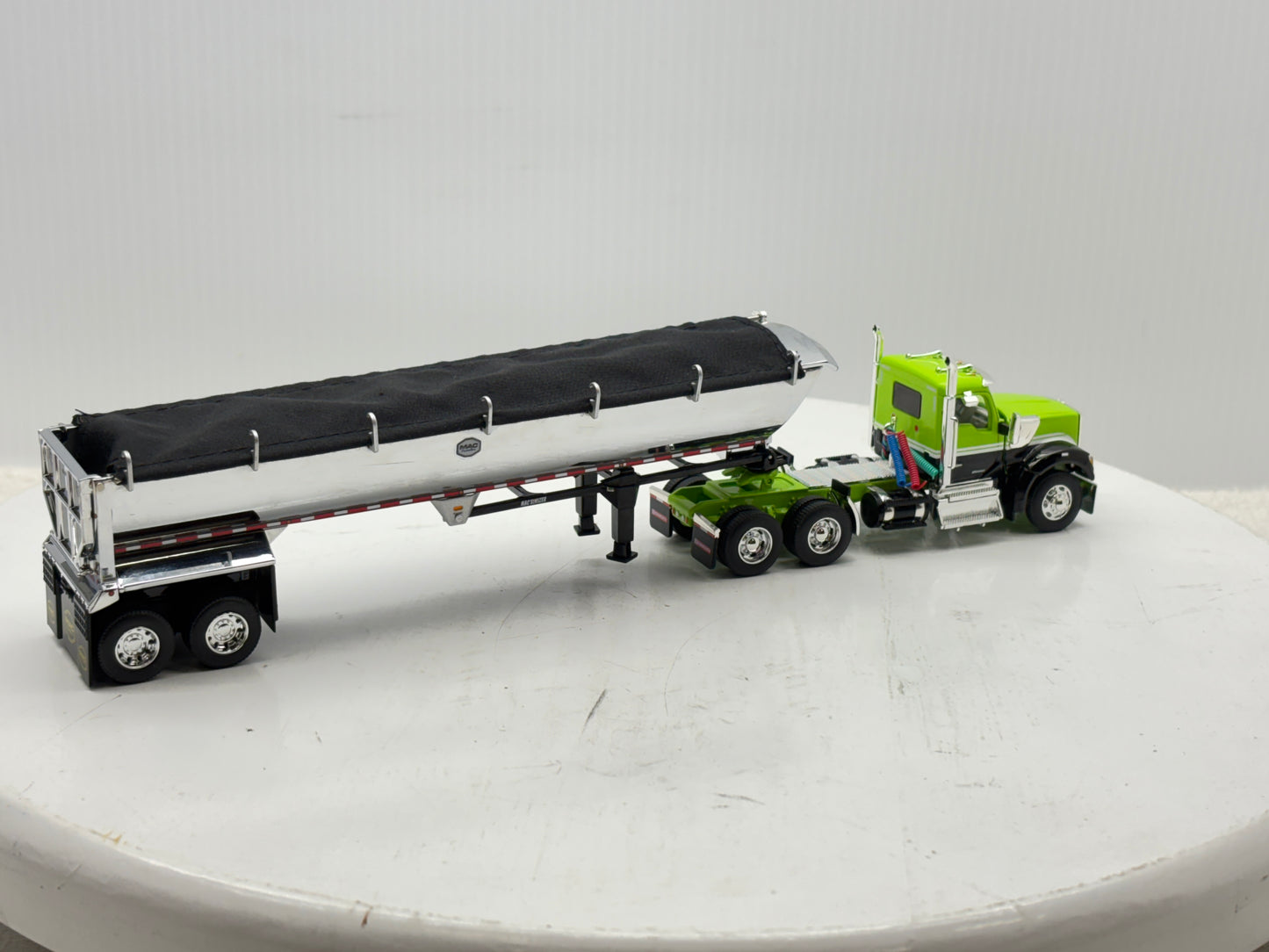 1/64 Kenworth W990 Day Cab (Green-Black)