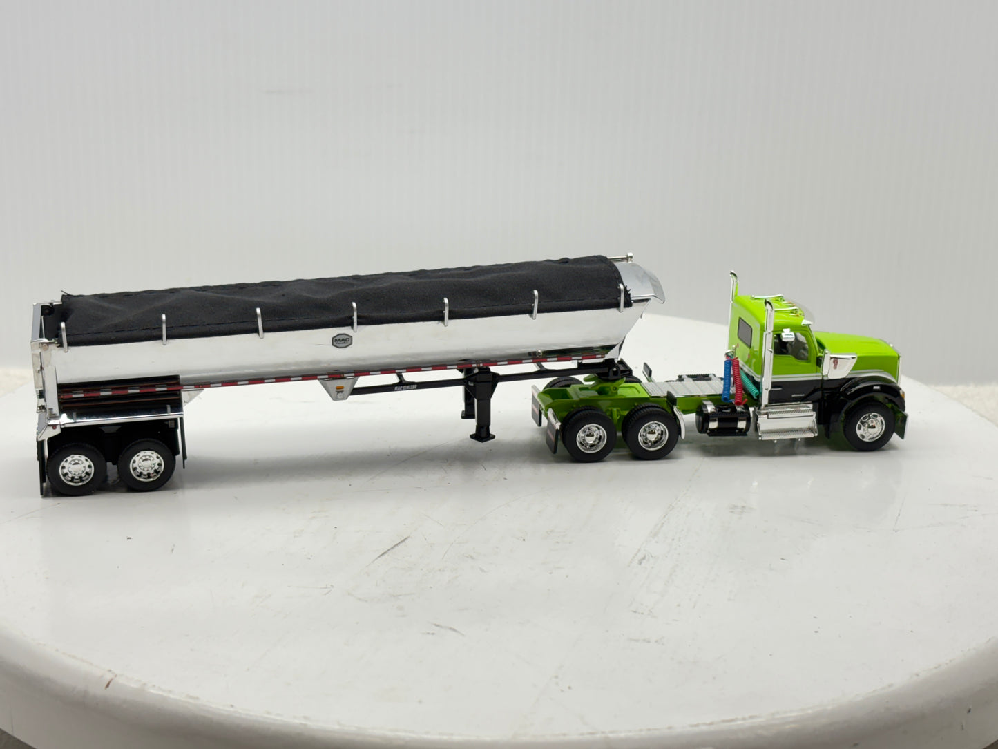 1/64 Kenworth W990 Day Cab (Green-Black)