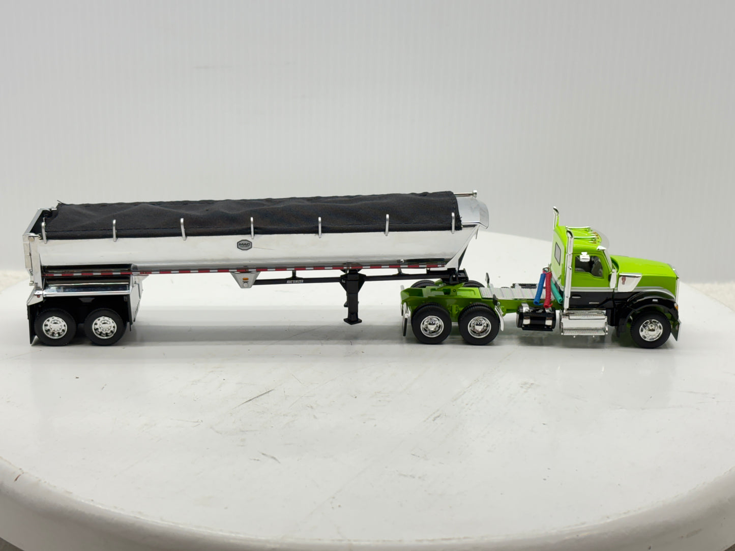 1/64 Kenworth W990 Day Cab (Green-Black)