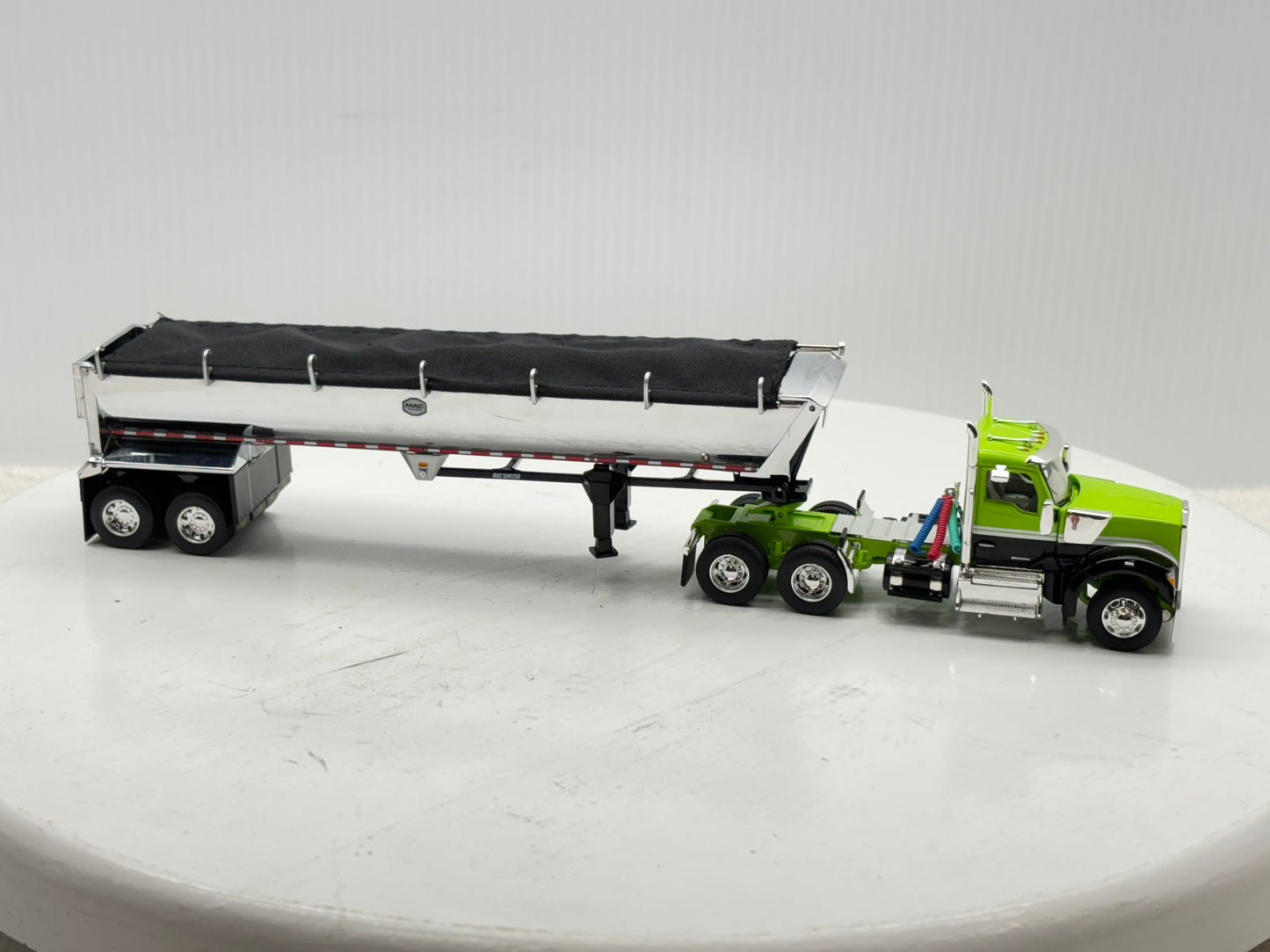 1/64 Kenworth W990 Day Cab (Green-Black)