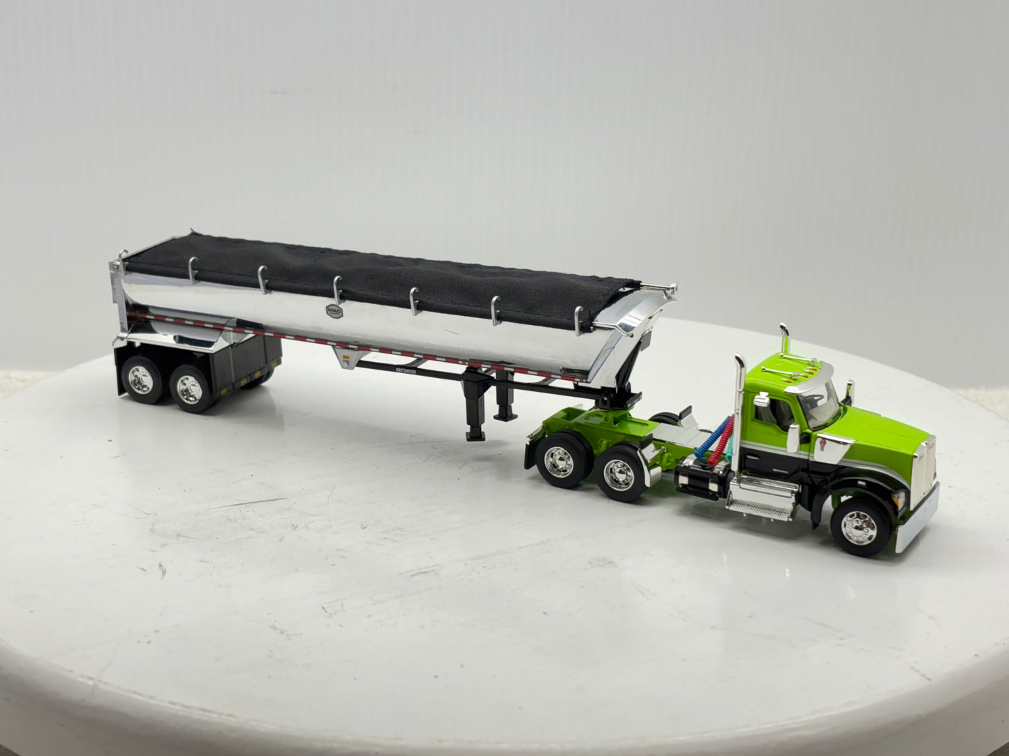 1/64 Kenworth W990 Day Cab (Green-Black)