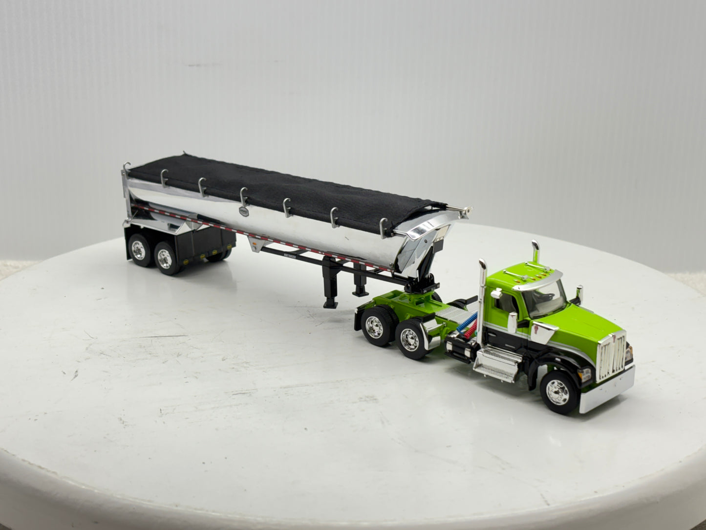 1/64 Kenworth W990 Day Cab (Green-Black)