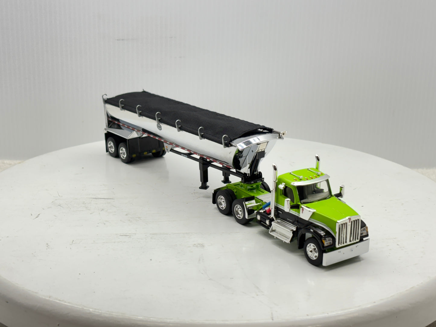 1/64 Kenworth W990 Day Cab (Green-Black)
